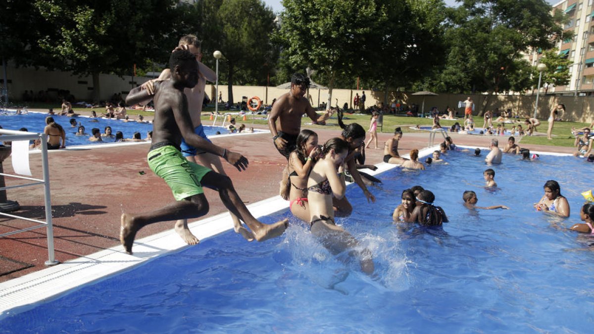 Bañistas en las piscinas de Cappont el pasado verano.