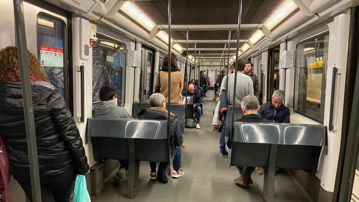 Transportes llenos en Barcelona y Madrid  -  Las imágenes de ayer a primera hora de la mañana numeroso público en las estaciones de trenes de Barcelona y Madrid provocaron quejas de los ciudadanos, lo que llevó a Transportes a admitir incidenci ...