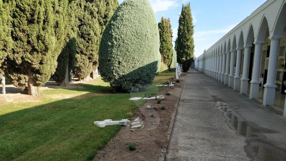 Destrossen creus al cementiri del Palau d'Anglesola