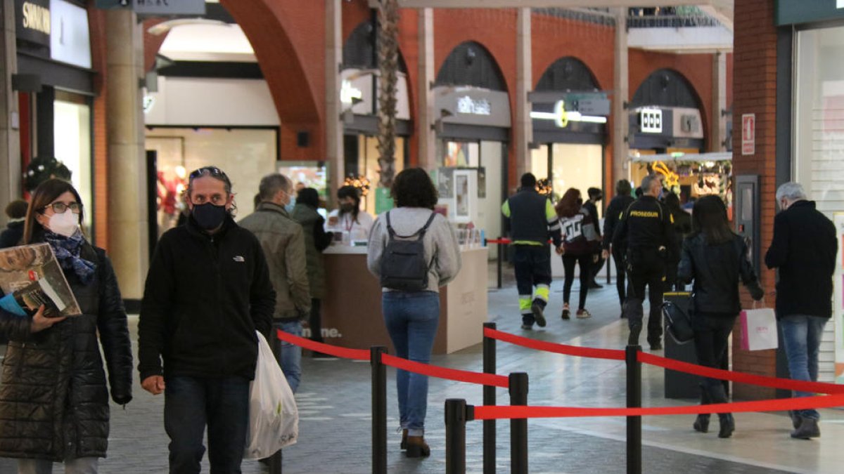 Els centres comercials confien a ‘salvar’ aquest cap de setmana el Nadal. A la imatge, un de Girona.