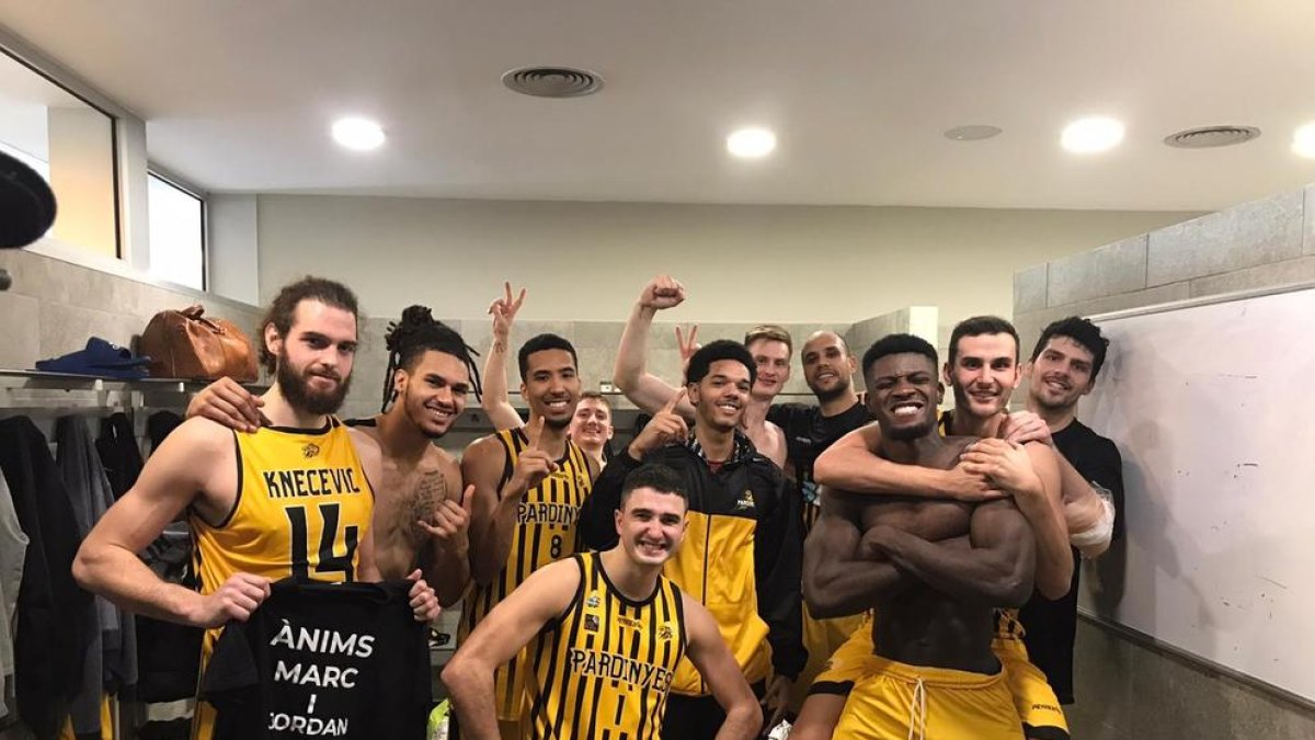 Los jugadores del Pardinyes en el vestuario celebrando la victoria.