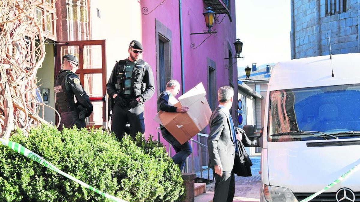 Agentes de la Guardia Civil durante el registro en el ayuntamiento del pasado mes de marzo. 