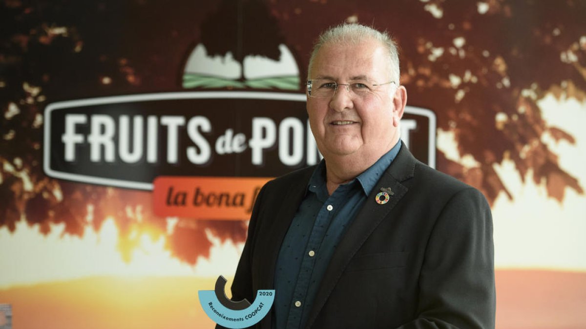 El presidente de Fruits de Ponent, Sebastià Escarp, con el premio.