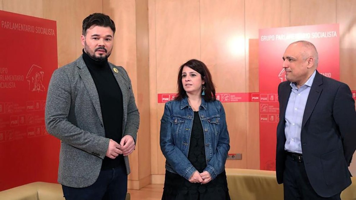 Imatge de Gabriel Rufián a la reunió de dimarts amb els socialistes Adriana Lastra i Rafael Simancas.