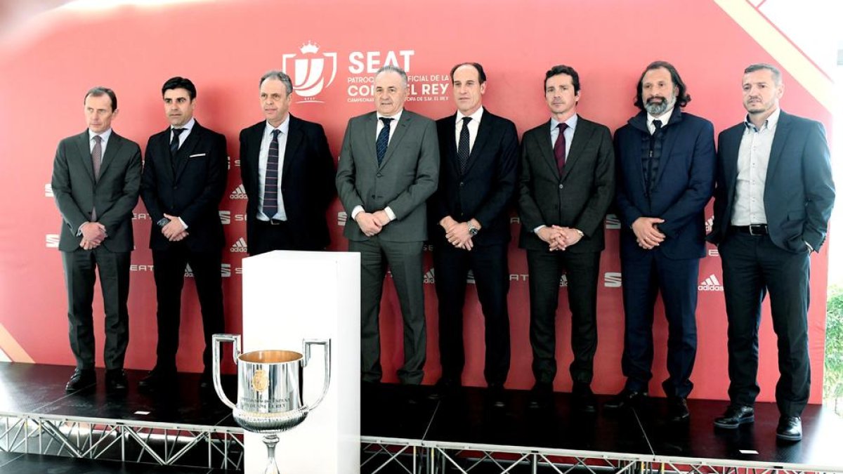Los representantes de los ocho equipos en cuartos posan con la Copa del Rey durante el sorteo.