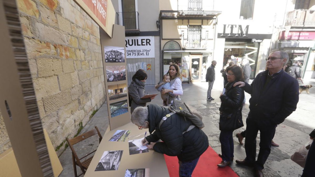 Vecinos participando en la encuesta en el Pati de les Comèdies.