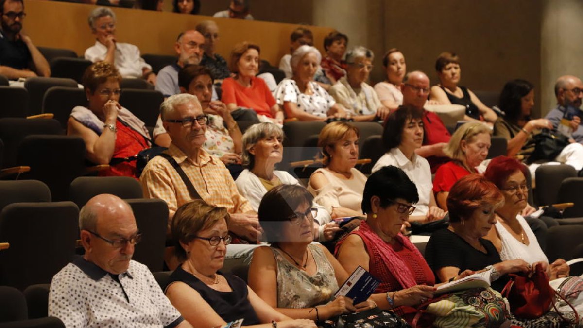 Presentación de las actividades al público en el Auditorio Enric Granados
