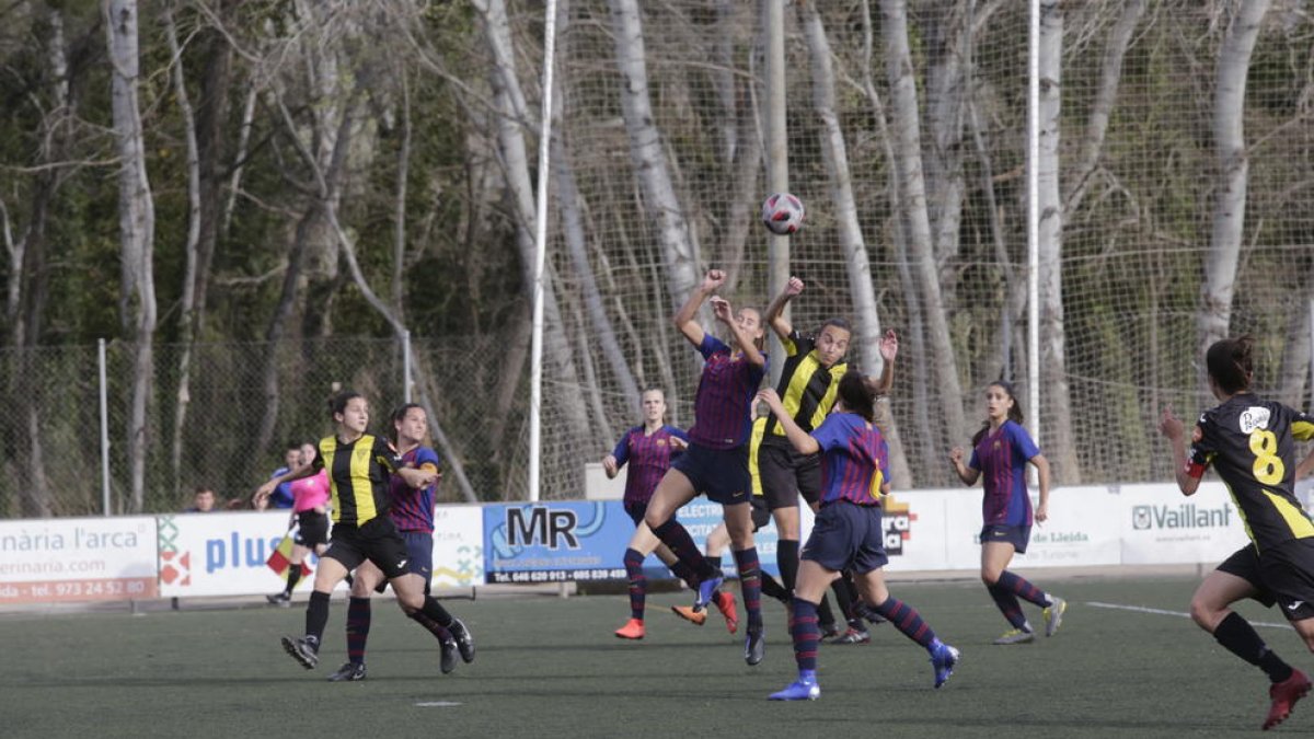 Una jugadora del Pardinyes y una del Barça B pugnan por controlar un balón alto.