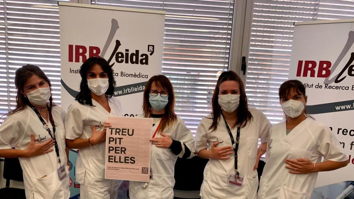 Personal del IRBLleida se sumaron ayer a la campaña #TreuPit por el cáncer de mama. 