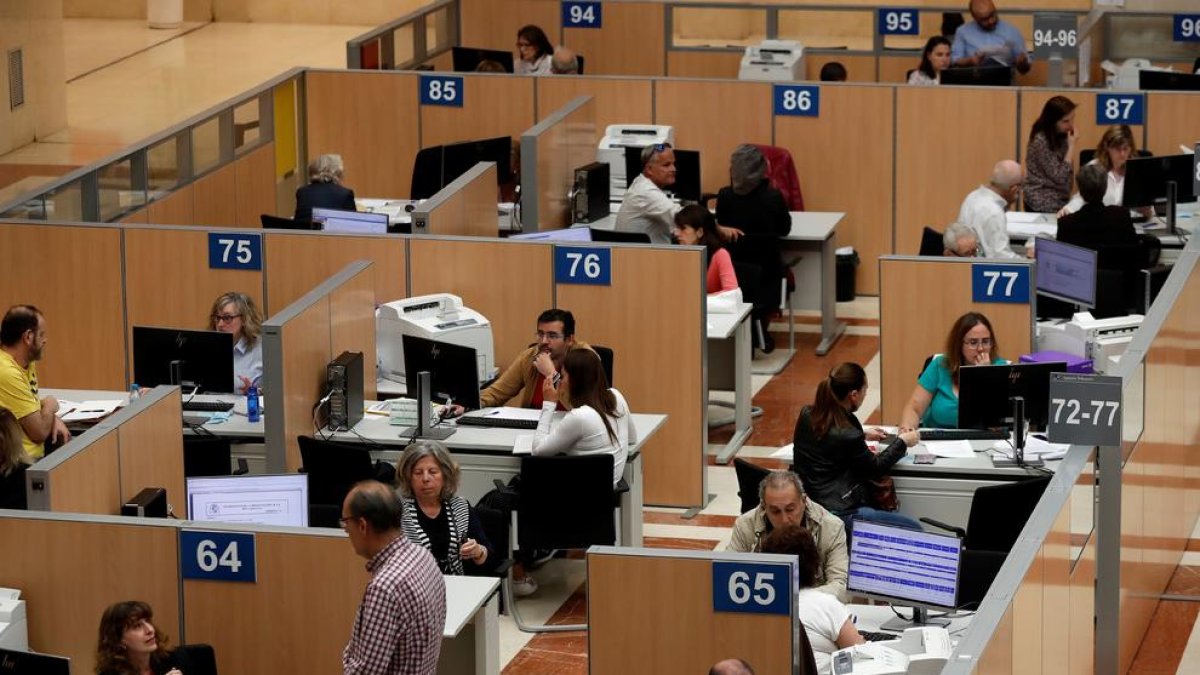 Trabajadores de Hacienda atienden a ciudadanos en una de las sedes del fisco del Estado.