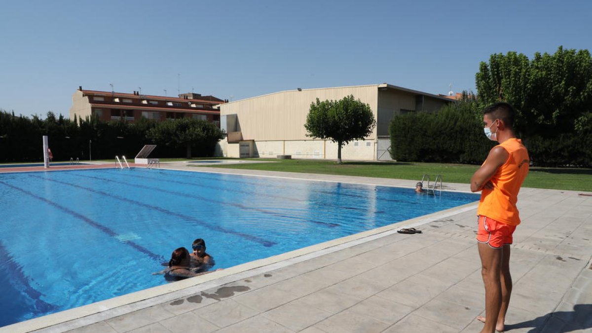 Banyistes ahir a la tarda a les piscines municipals de Seròs.