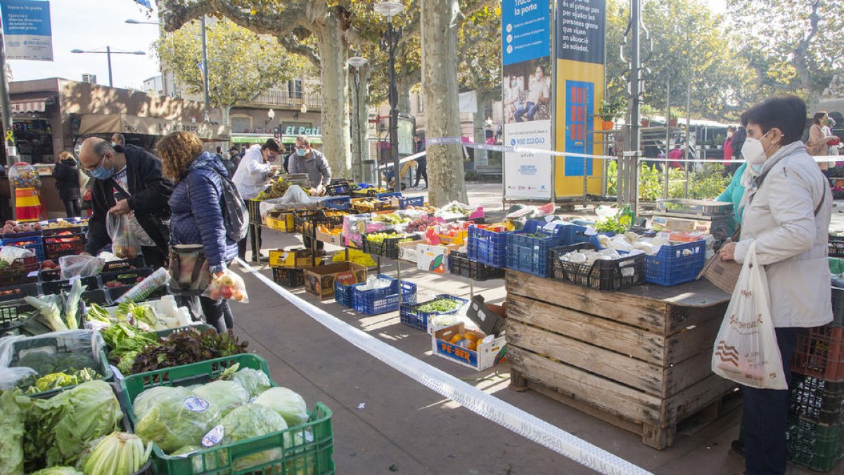 Mercado controlado en Tàrrega  -   La Policía Local de Tàrrega actuó ayer para evitar aglomeraciones en el mercadillo. Por su parte, el ayuntamiento de Lleida alertó de que cerrará los mercadillos si no se respetan las restricciones y el de M ...