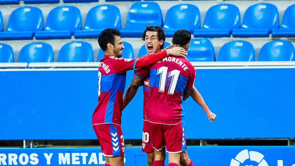 Pere Milla celebra el gol con sus compañeros del Elche.