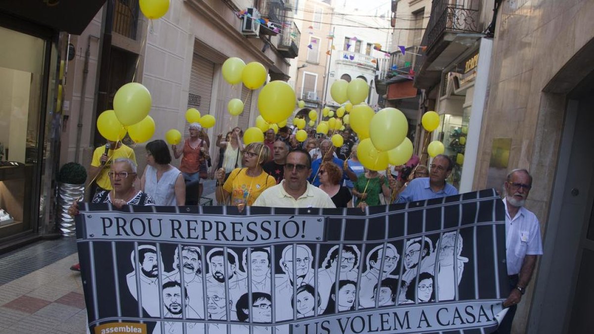 Els manifestants van recórrer el centre de Tàrrega amb una pancarta i globus grocs.