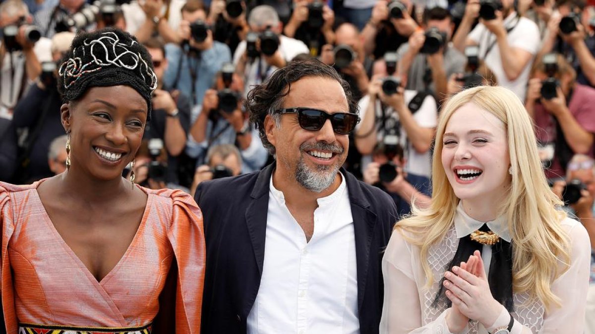 Iñárritu, amb Maimouna N’Diaye i Elle Fanning, ahir a Canes.