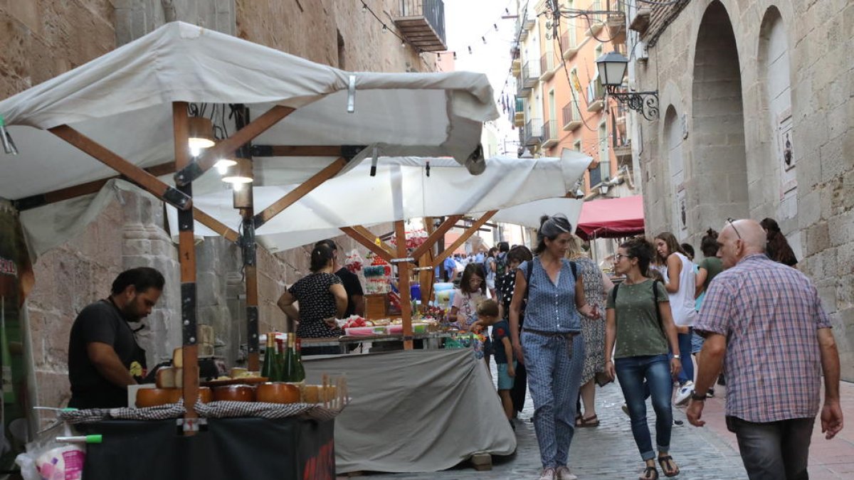 El carrer Cavallers és l’escenari que acull un mercat medieval.