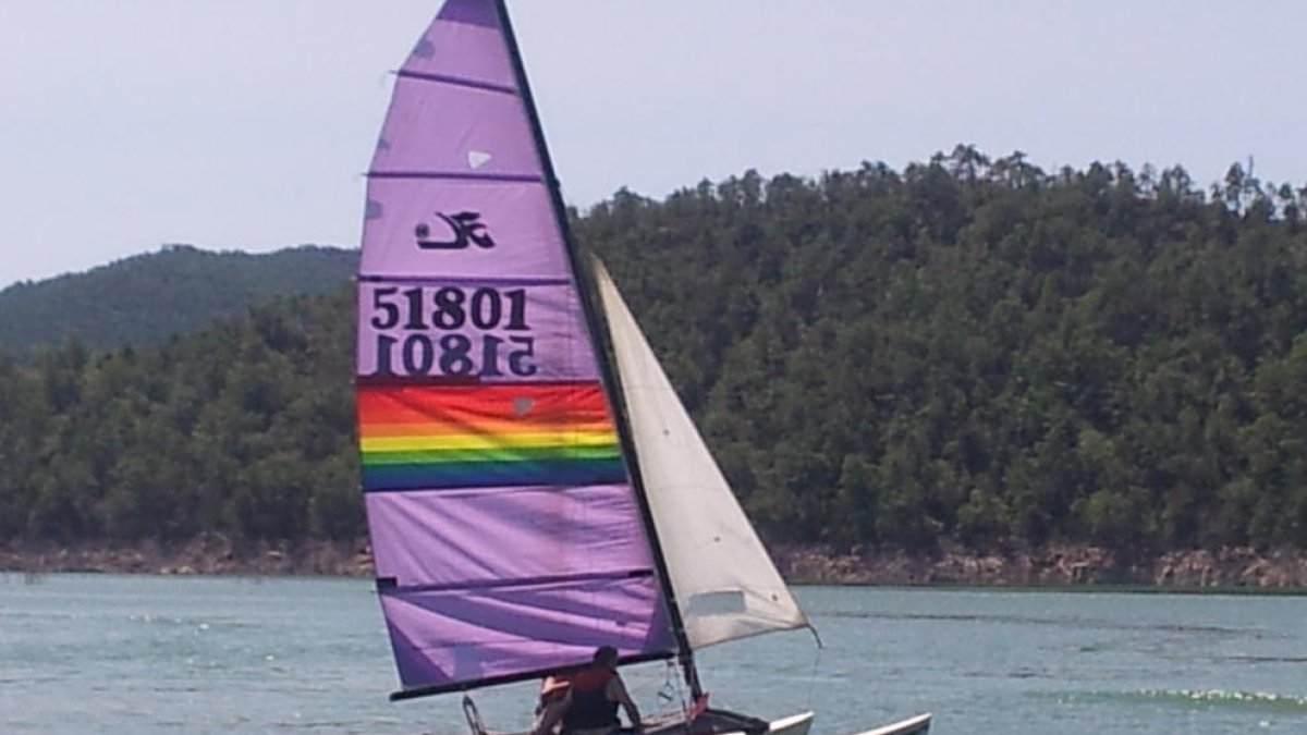 Una de las embarcaciones en el pantano de Rialb. 