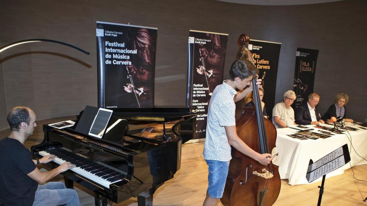 El pianista Jordi Castellà i el contrabaixista Denís Crosu van amenitzar ahir la presentació del festival.