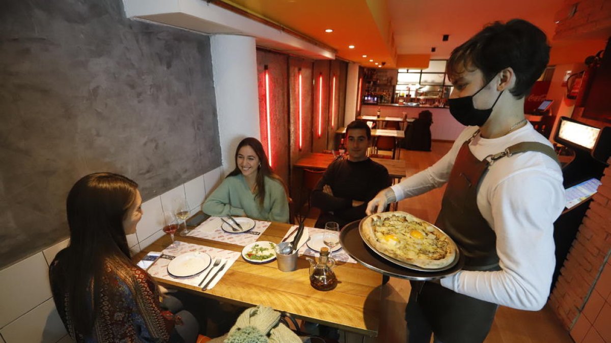 Tres joves gaudeixen d’un últim sopar ahir en un restaurant de Lleida.