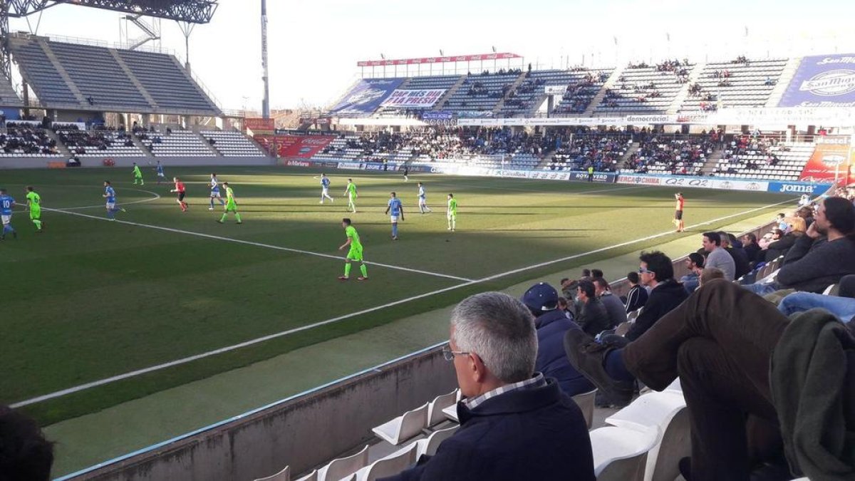 Un lance del partido en el Camp d'Esports, que presentaba una discreta entrada de público.