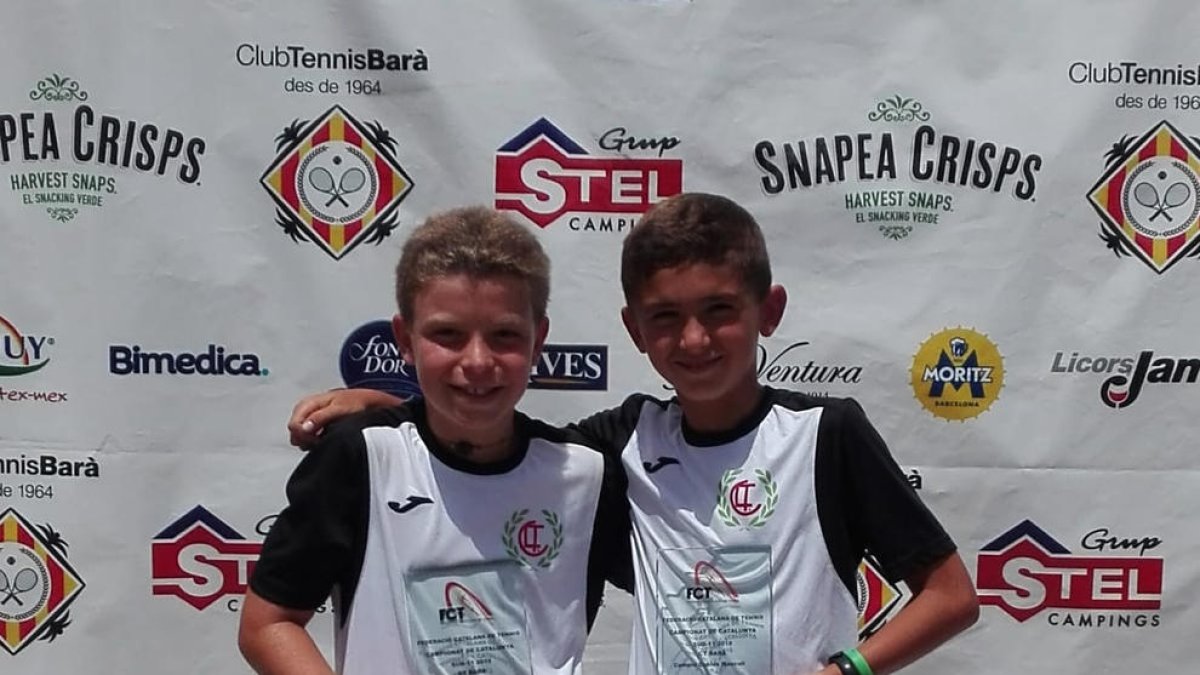 Els dos jugadors del CT Lleida, amb els trofeus de campions.