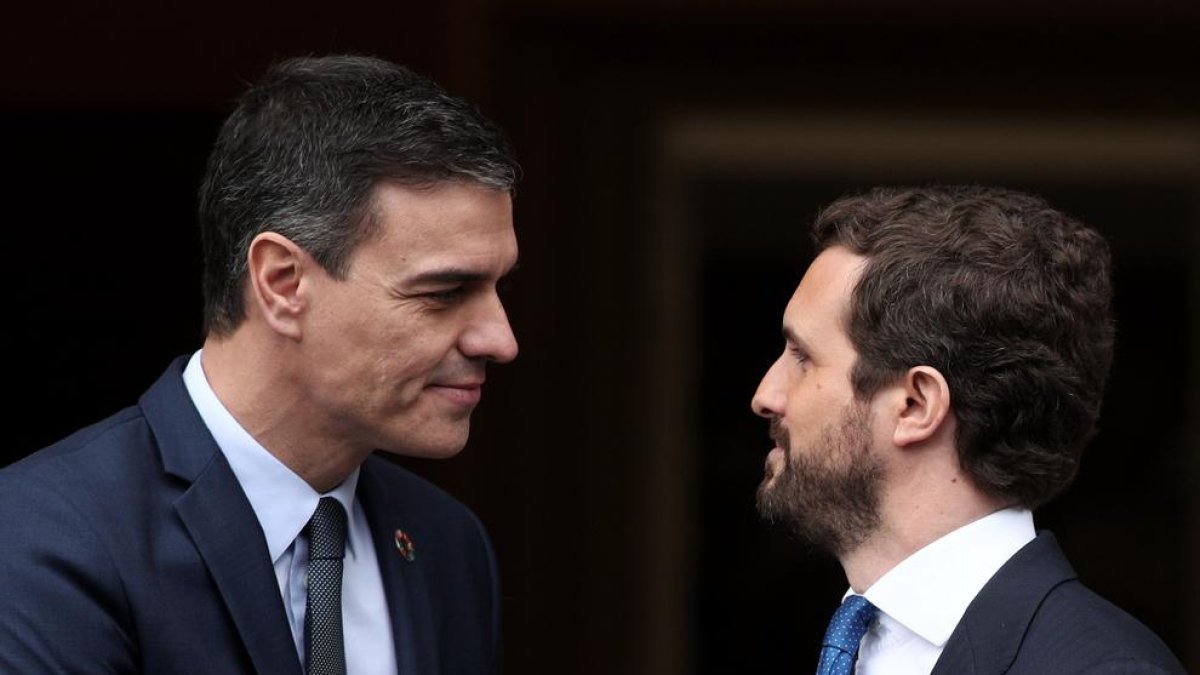 Pedro Sánchez y Pablo Casado antes de iniciar su primera reunión de esta legislatura.