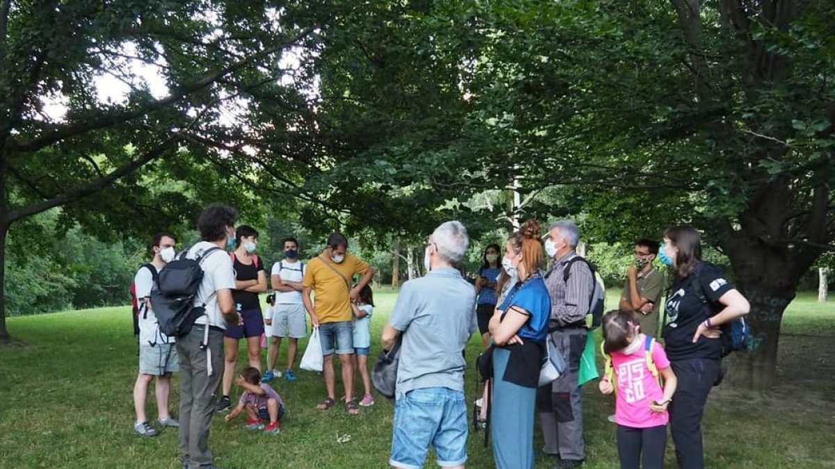 Els participants en les rutes per les zones verdes de la capital.