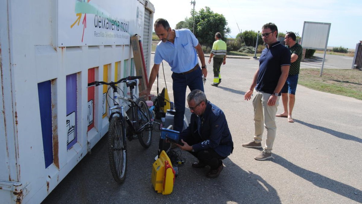 Bicicletas y otros objetos recuperados del vertedero. 