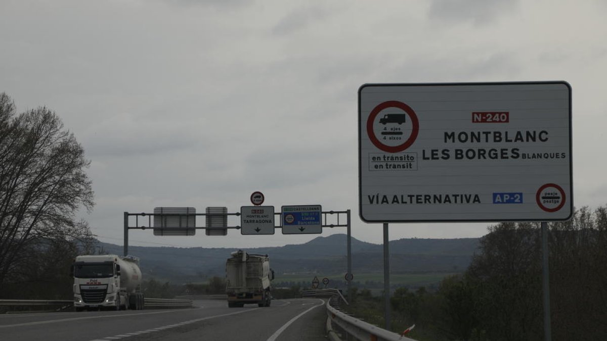 Camiones circulando ayer por la N-240 a la altura de Les Borges. 