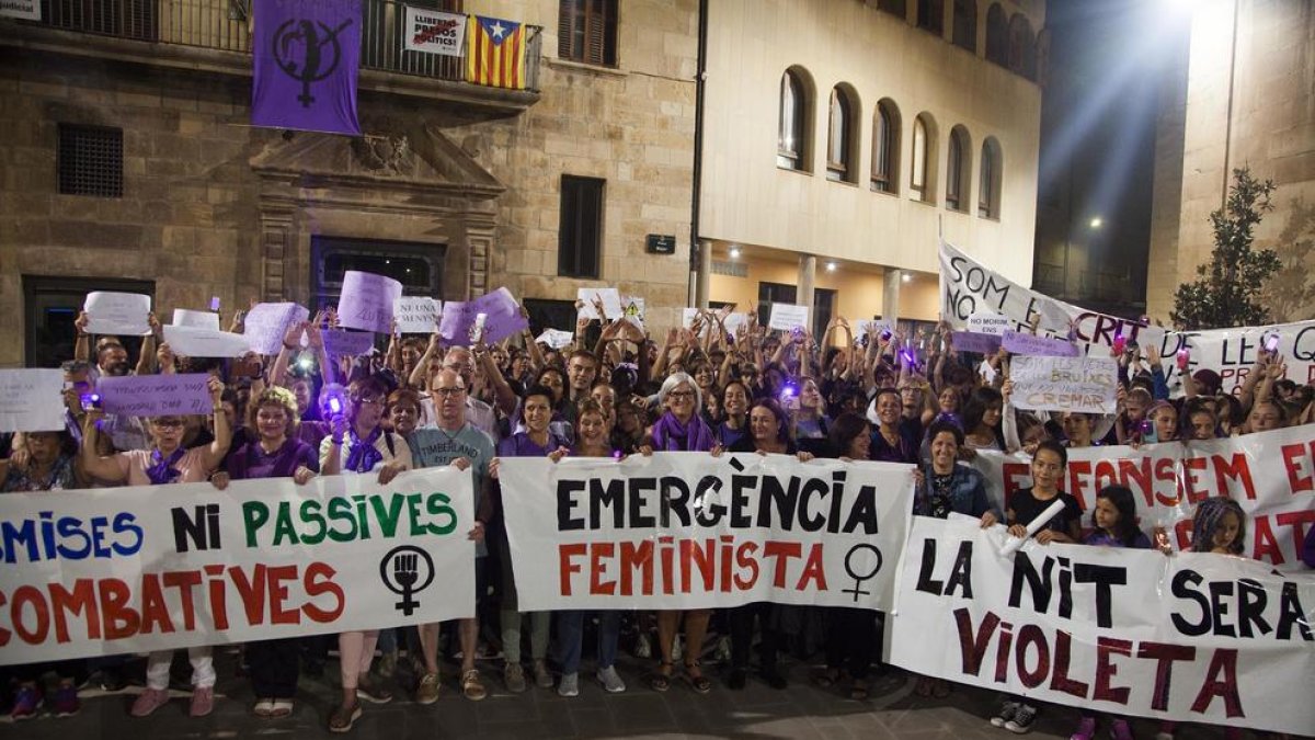 Casi un millar de personas se manifestaron ayer contra la violencia machista en la capital del Urgell. 