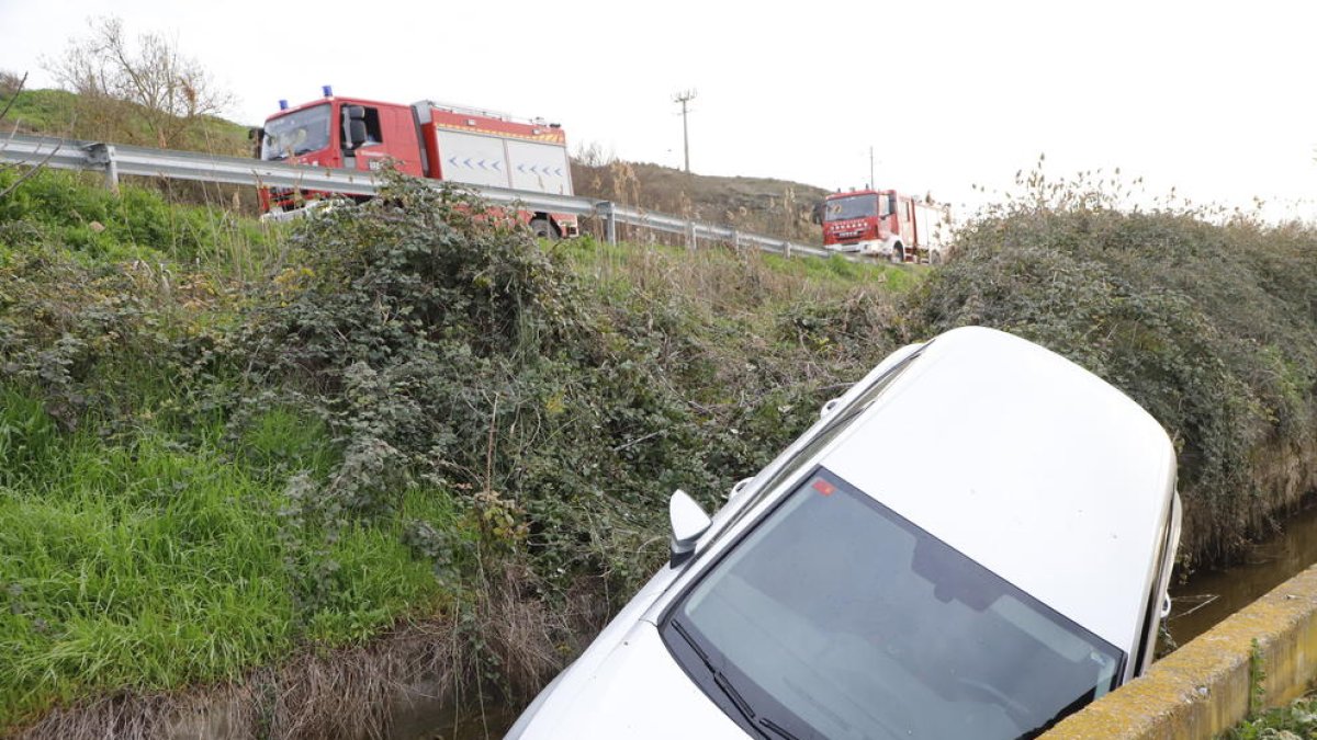 Cau amb el vehicle en una séquia