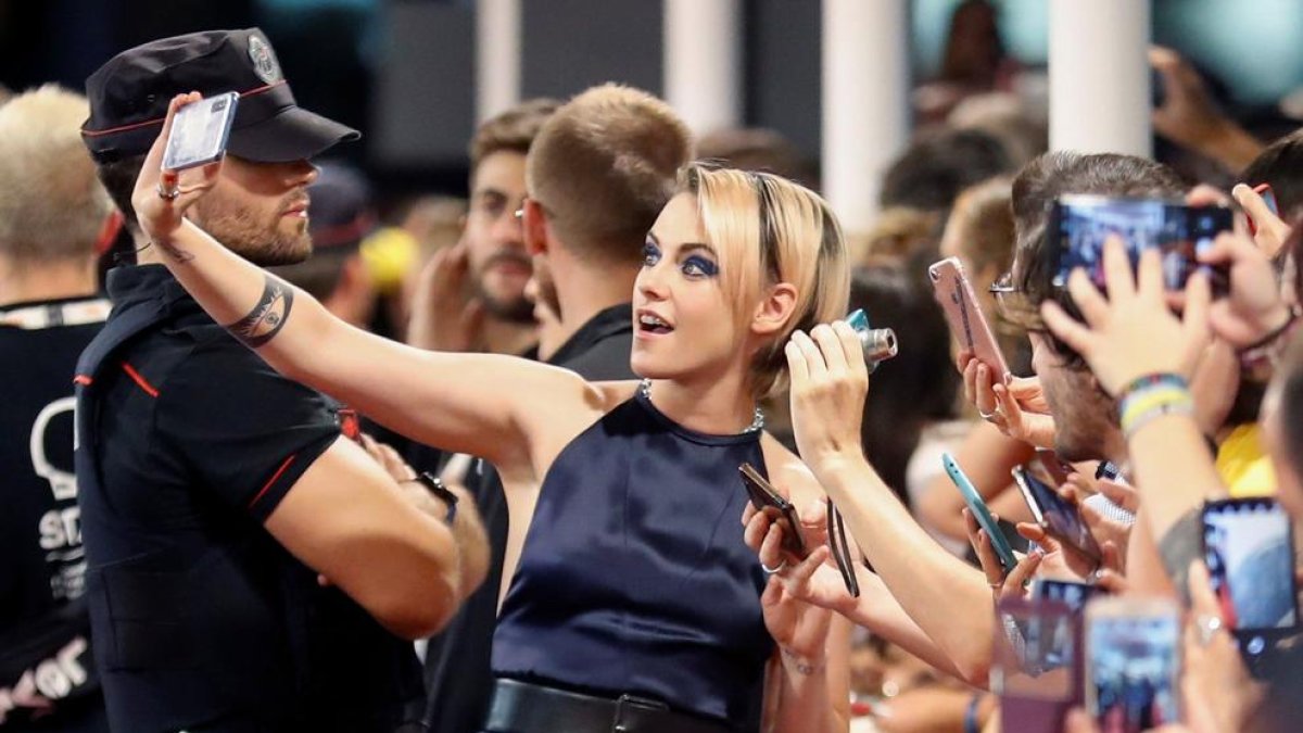 Kristen Stewart aprovechó para sacarse selfies con el público en la alfombra roja del festival. 