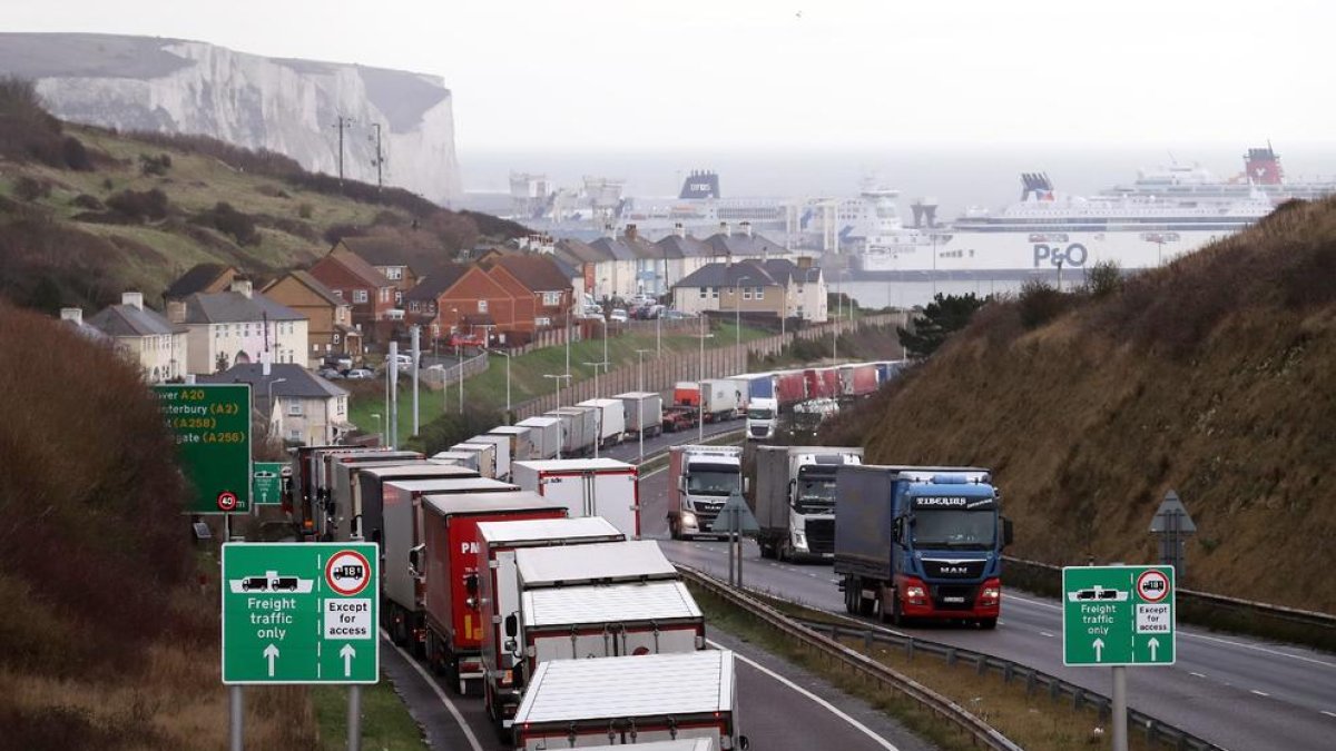 Cues quilomètriques de camions estacionats a un costat de la carretera A20, prop de Dover.