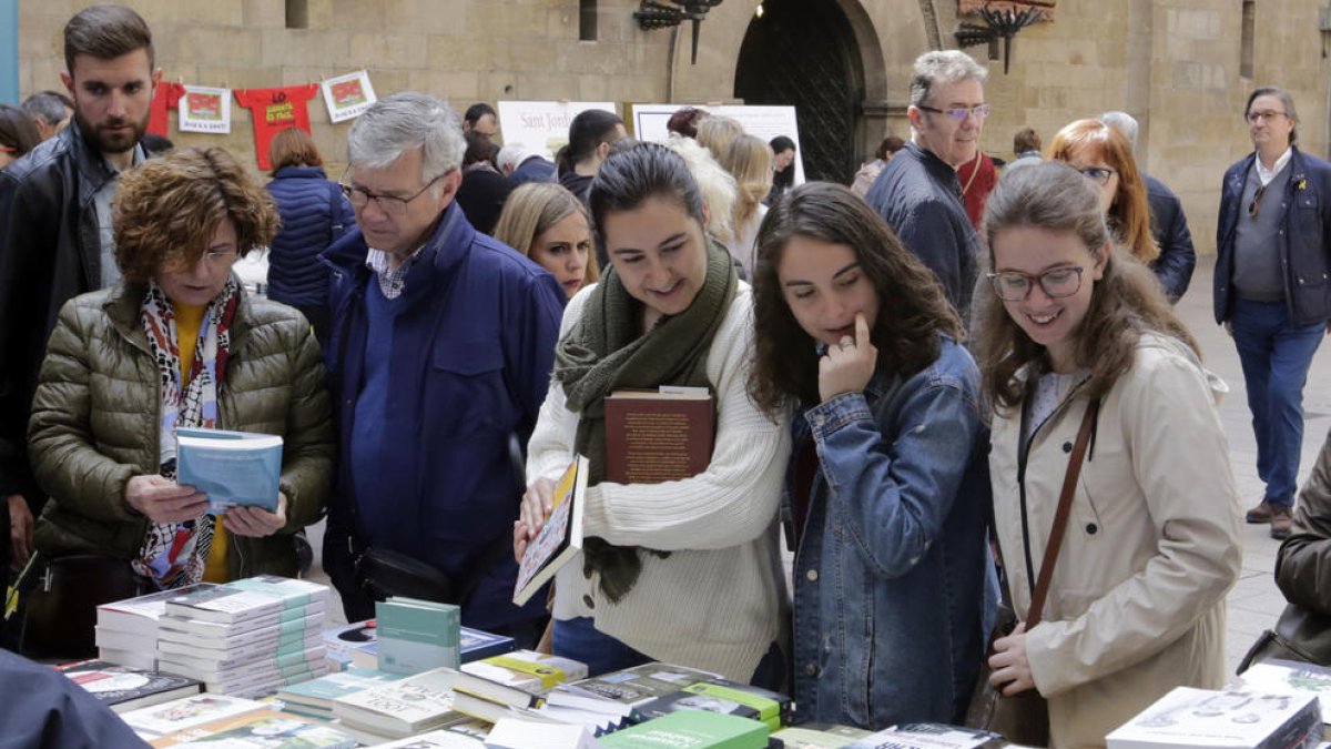 Una parada de llibres a la plaça Paeria de Lleida la diada de Sant Jordi de l’any passat.