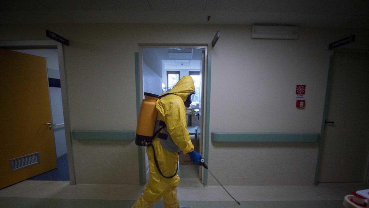 Encuentran virus en superficies de habitaciones de hospital procedente del aire del exterior