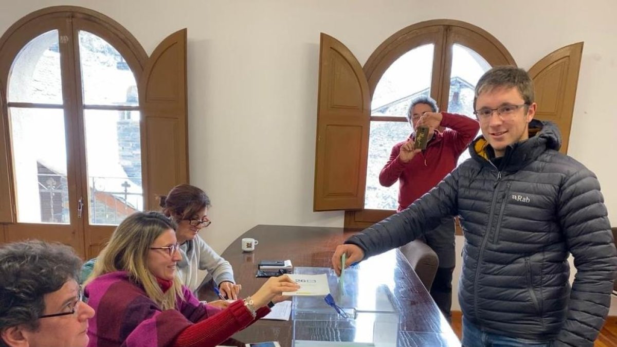 Iu Escolà, en el moment en què va emetre el seu vot a la segona convocatòria d’eleccions a Àreu.