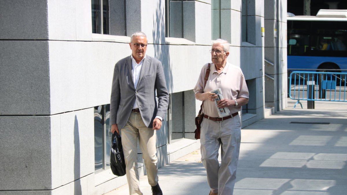 Imatge d'arxiu de l'extresorer de CDC Daniel Osàcar (dreta), amb el seu advocat, Xavier Melero.