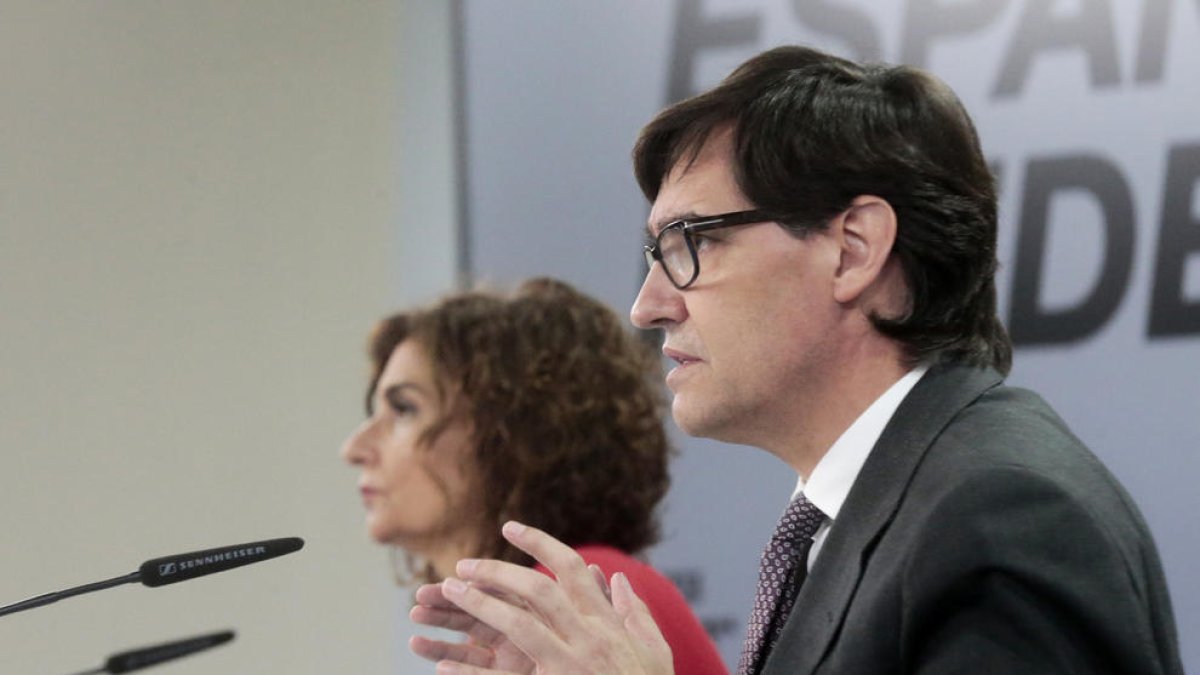El ministro de Sanidad, Salvador Illa, y la portavoz del gobierno español, María Jesús Montero, en la rueda de prensa posterior al Consejo de Ministros.