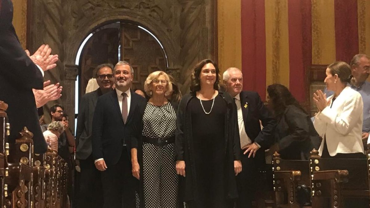 Carmena, al costat de Colau, a punt de llegir el pregó de les Festes de la Mercè.