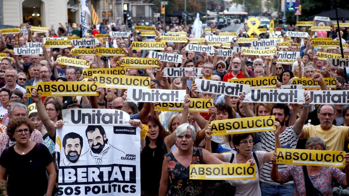 Centenars de persones portaven pancartes que reclamaven l’“absolució” i la “unitat”.