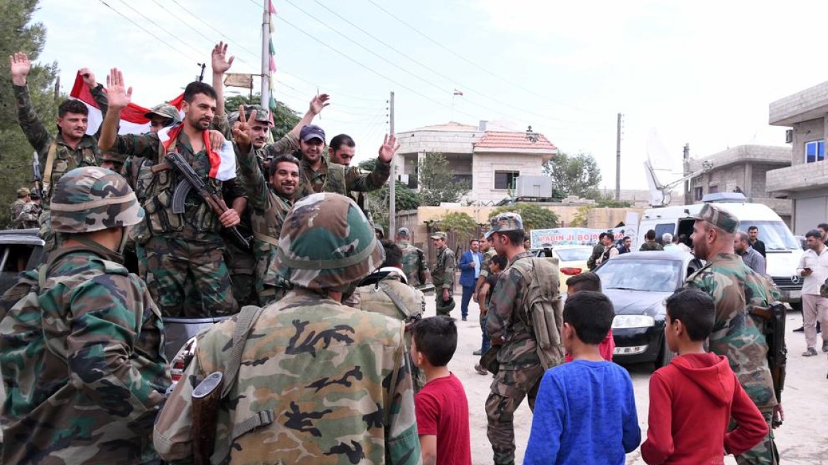 Soldats de les forces d’Al-Assad, ahir, a la ciutat de Kobane, al territori kurd de Síria.