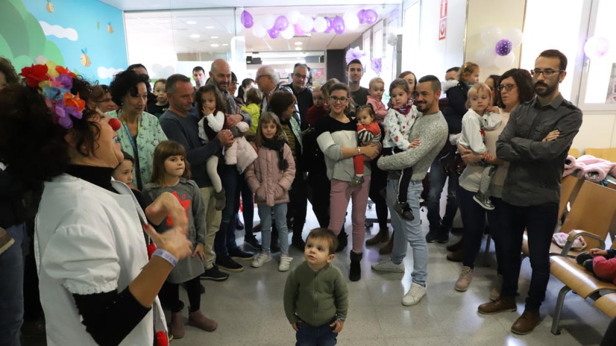 Familias que participaron ayer durante la actuación de los Pallapupas. 