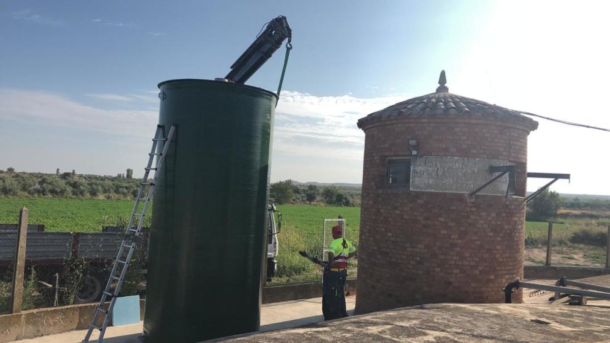 Els operaris treballen per instal·lar el sistema de filtratge.