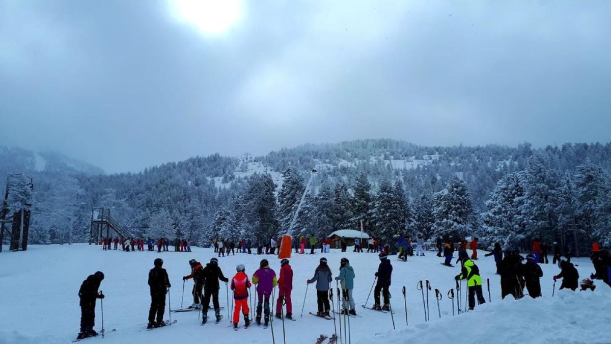 Preparativos en las pistas de Port del Comte, con 85 centímetros de nieve, y colas de niños para esquiar en las instalaciones de Port Ainé.