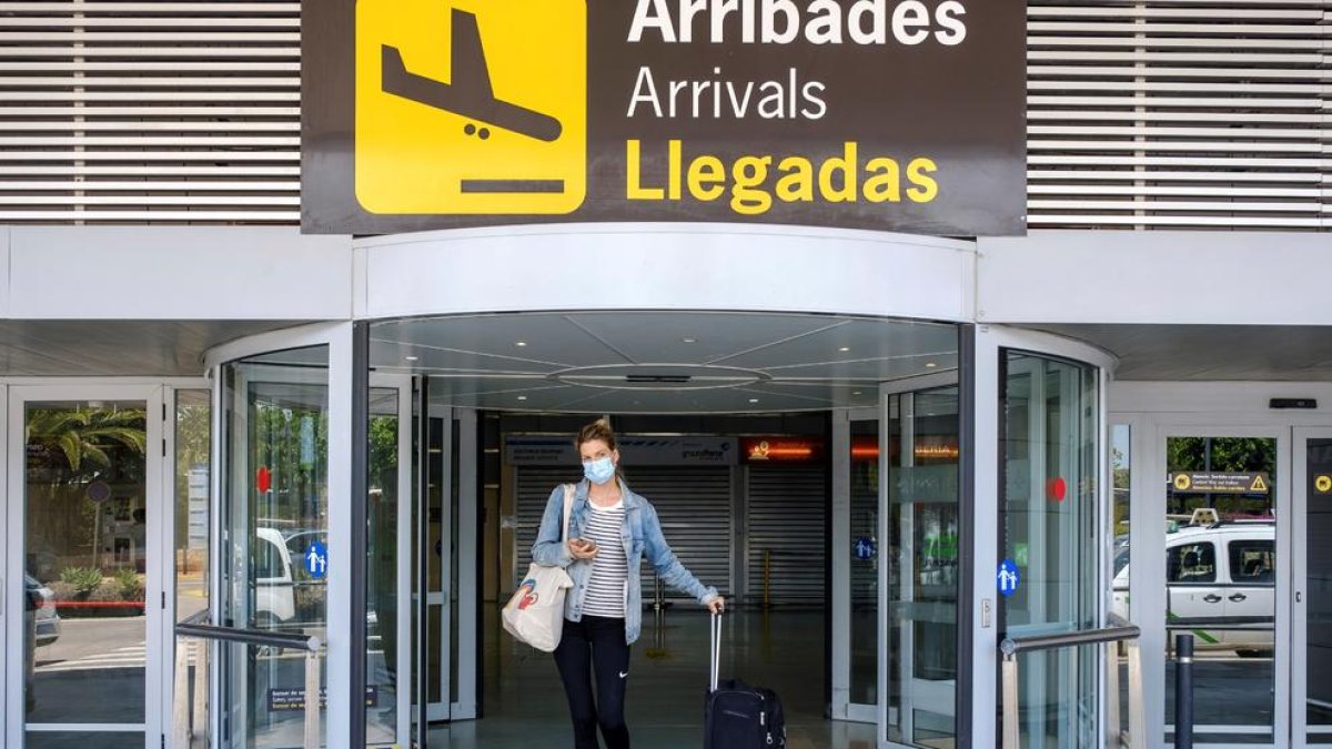 Una turista abandona ahir l’aeroport d’Eivissa.