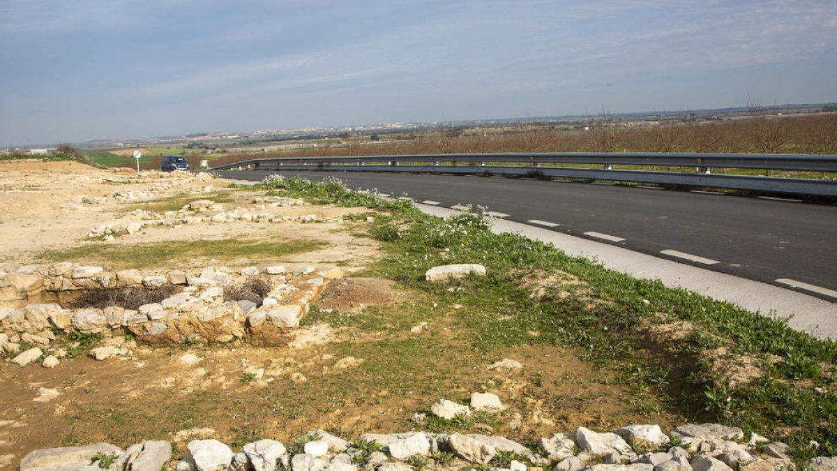 Les restes de la vil·la romana de Verdú, al costat de la carretera.