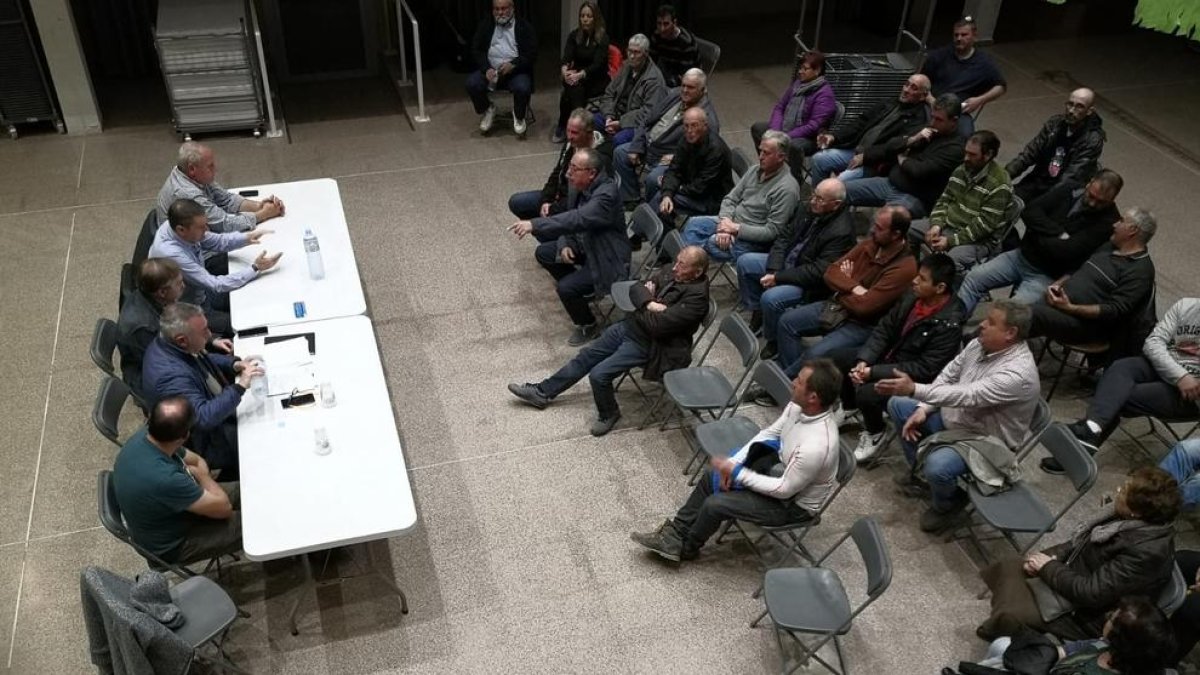 Imatge de la reunió d’agricultors afectats pel foc que es va celebrar ahir a Bovera.