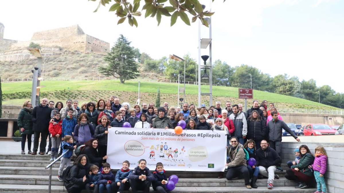 Els participants a la caminada d’ahir, solidària amb les persones que tenen epilèpsia.