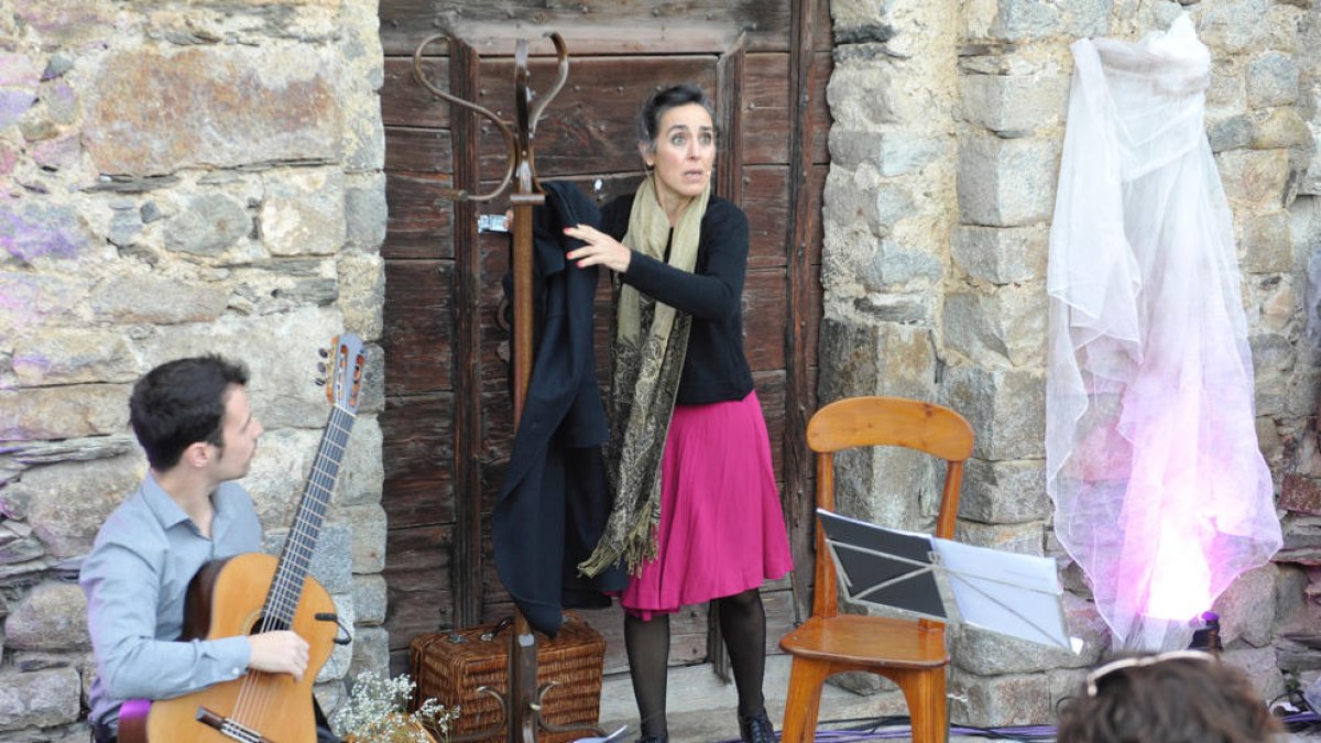 Izan Rubio y Elisenda Rué, ayer durante su actuación en el exterior de la iglesia de Sant Pere de Sorpe.