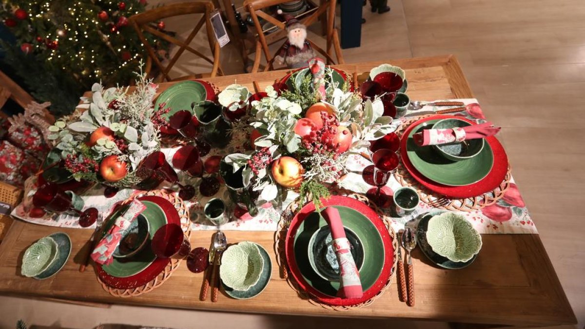 Una taula de Nadal muntada per a sis persones.